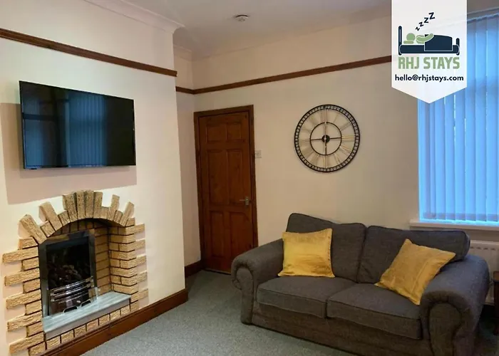 Rodsley - 2 Bedroom 1St Floor Flat Free Parking Wifi And Netflix