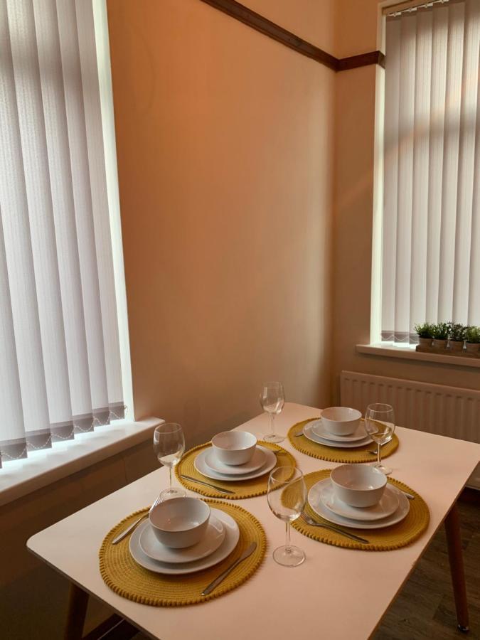 Rodsley - 2 Bedroom 1st Floor Flat Free Parking Wifi And Netflix Apartment *