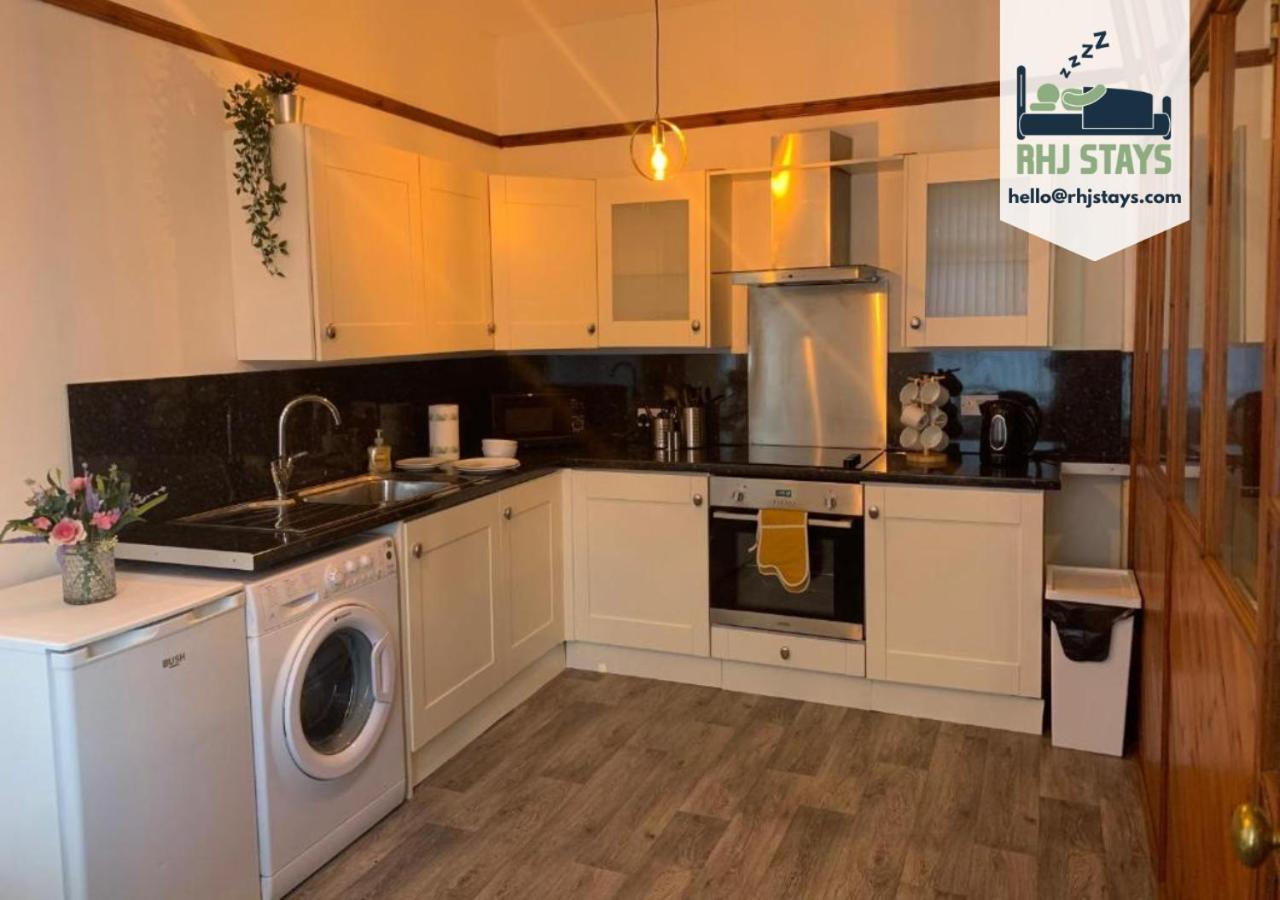 Rodsley - 2 Bedroom 1st Floor Flat Free Parking Wifi And Netflix Apartment *